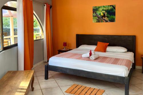 Una cama o camas en una habitación de Hospedaje Colibri