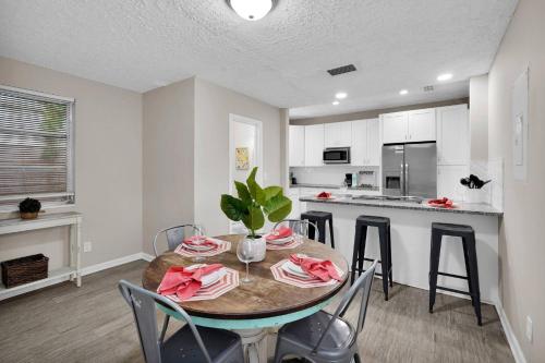 Η κουζίνα ή μικρή κουζίνα στο 4BR l Stock Tank Pool l 2 King Beds l Murray Hill