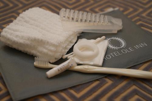 a pair of toothbrushes sitting on top of a table at HOTEL OLE INN in Shizuoka
