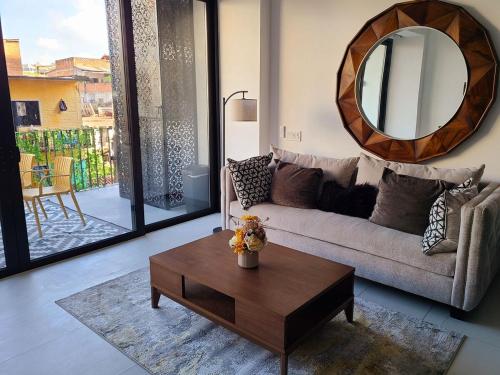 ein Wohnzimmer mit einer Couch und einem Spiegel in der Unterkunft Madero 320 in Puerto Vallarta