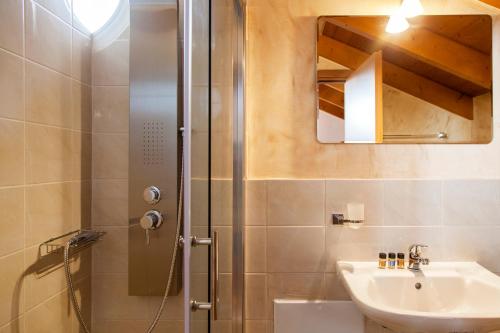een badkamer met een douche en een wastafel bij Villaaltinaapartments in Lefkada
