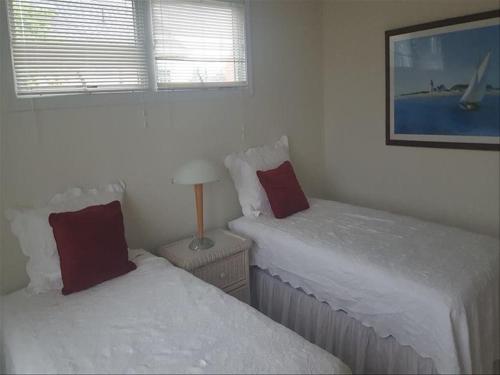 Postel nebo postele na pokoji v ubytování Wifi Bay Side Home In Surf City 41120