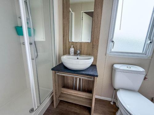 Koupelna v ubytování Modern 6 Berth Caravan With Wifi At St Osyth Beach In Essex Ref 28051Fv