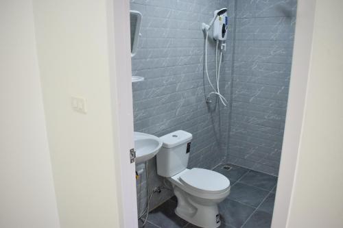 a bathroom with a toilet and a sink at Fandee suites in Ban Sa Kut