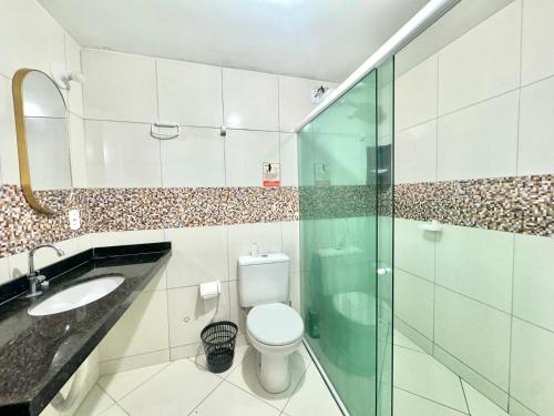 un bagno con wc e doccia in vetro di Casa Branca A melhor vista da região no Centro de Maragogi a Maragogi