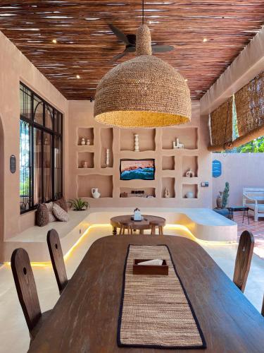 Телевизор и/или развлекательный центр в Villa Alia By The Villas 100
