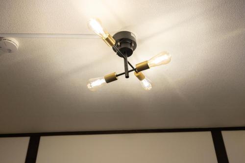 a ceiling fan with lights on a ceiling at カトレアコーポ美野島 in Sumiyoshi