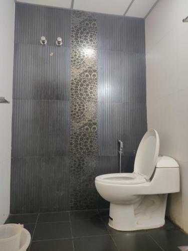 ein Badezimmer mit Toilette und Dusche in der Unterkunft EMPIRE THE GRANDE SUITEs in Ernakulam