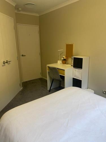 Ένα ή περισσότερα κρεβάτια σε δωμάτιο στο A home away from home