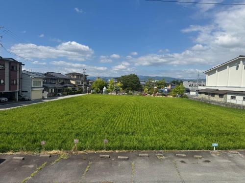 a large field of grass in a parking lot at 千田民宿 in Takayama