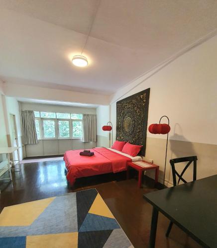 a bedroom with a red bed and a table at Villa 3 beds Sukhumvit Asok in Bangkok