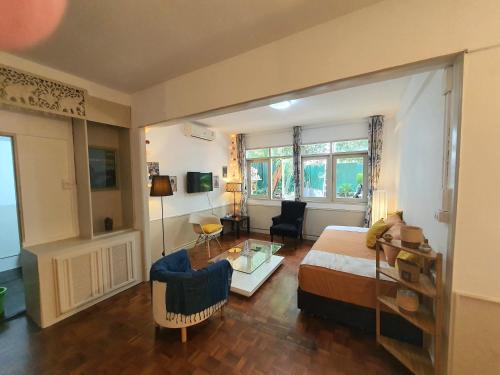 Un dormitorio con una cama, una mesa y un sofá. en Villa Thaï Sukhumvit Asok Nana, en Bangkok