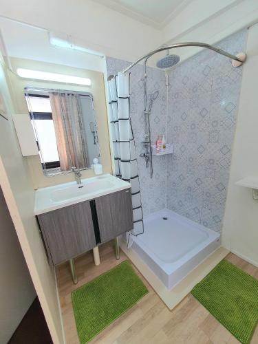 a small bathroom with a sink and a shower at Villa 3 beds Sukhumvit Asok in Bangkok
