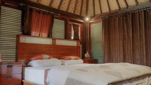 SegantengにあるPerwira Bungalows 1 bedroomの窓のある部屋にベッドがある寝室