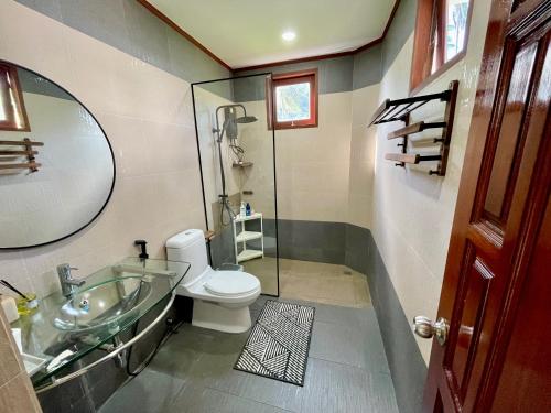Ένα μπάνιο στο Kata Tropical Heights Villa - 4BR Private Pool