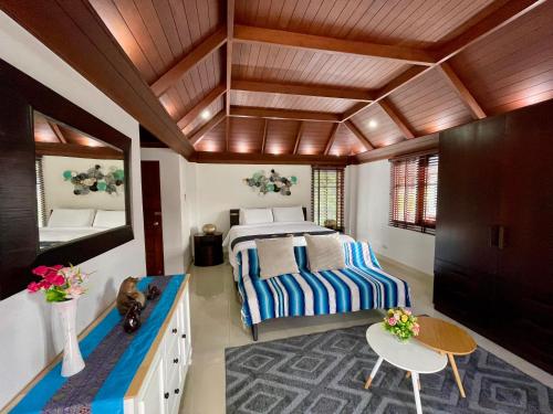 Ένα ή περισσότερα κρεβάτια σε δωμάτιο στο Kata Tropical Heights Villa - 4BR Private Pool