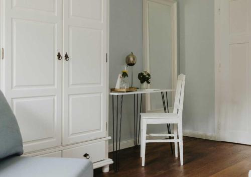 a white room with a table and a white chair at Villa Weiss in Attersee am Attersee