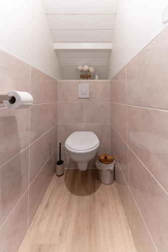 a bathroom with a white toilet in a room at Maison Billy - Maison design et climatisée avec jardin in Billy