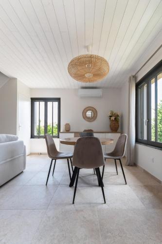 a dining room with a table and chairs at Maison Billy - Maison design et climatisée avec jardin in Billy