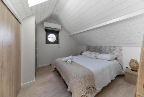 a bedroom with a bed and a window at Maison Billy - Maison design et climatisée avec jardin in Billy