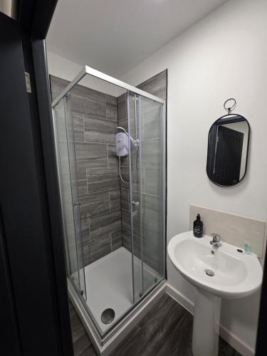 a bathroom with a shower and a sink at Cosy Studio City Centre in Wolverhampton