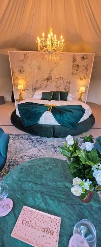 カターニアにあるBubble Glamping Sicilyのベッドルーム1室(シャンデリア、テーブル付)