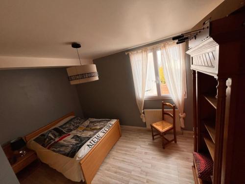 AbrestにあるMaison Grillon - Maison proche de Vichy avec piscineのベッドと窓のある小さな寝室