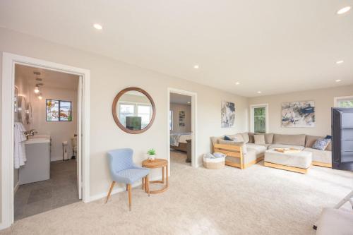 Istumisnurk majutusasutuses The Coastal Retreat Scenic Harbor Ocean Views Walk to Beach Restaurants