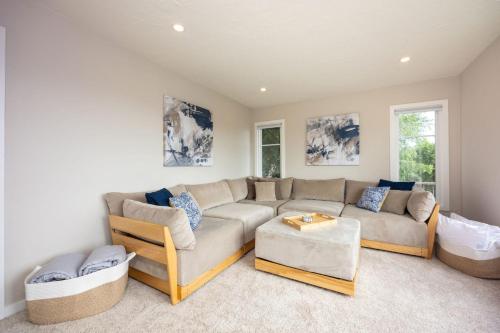 Istumisnurk majutusasutuses The Coastal Retreat Scenic Harbor Ocean Views Walk to Beach Restaurants