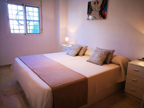 En eller flere senge i et værelse på BAVIERA GOLF APARTAMENTO TERRAZA Y JARDIN