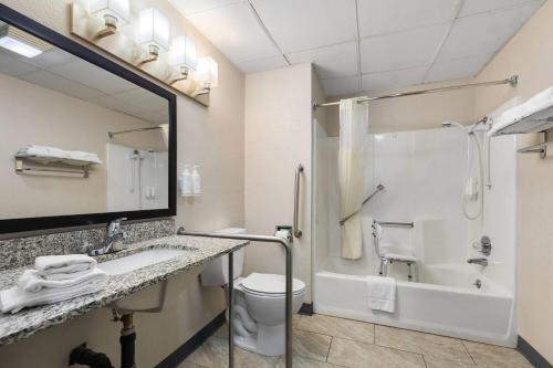 マディソンビルにあるDays Inn by Wyndham Madisonvilleの浴槽、トイレ、洗面台を備えたバスルーム
