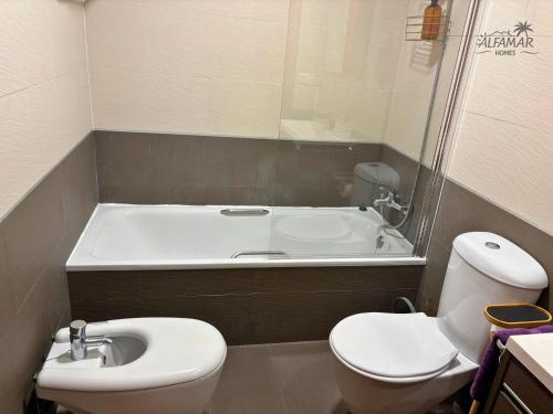 Ένα μπάνιο στο Kioto Suite - Modern Apartment with Parking & Swimming Pool