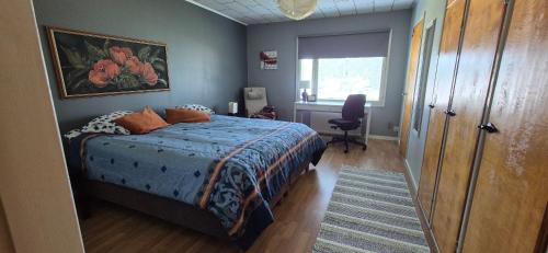 a bedroom with a bed and a window and a desk at House with2 bedroom, bath, sauna, and big yard in Hyvinkää