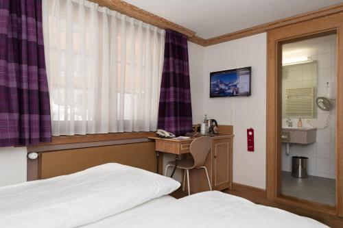Hotel Bella Vista Zermattにあるベッド