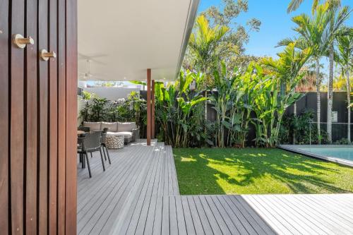 an external view of a backyard with a garden at Lady Luxe - Beautiful spacious pet friendly home near the ocean in Byron Bay