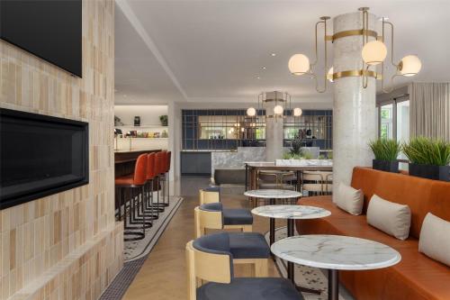 a restaurant with tables and chairs and a bar at Hotel Railwayparc Montreal, Tapestry Collection By Hilton in Montréal