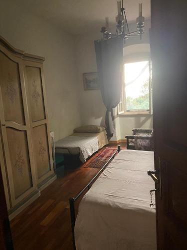 a room with two beds and a window at Allulivus in Montenero