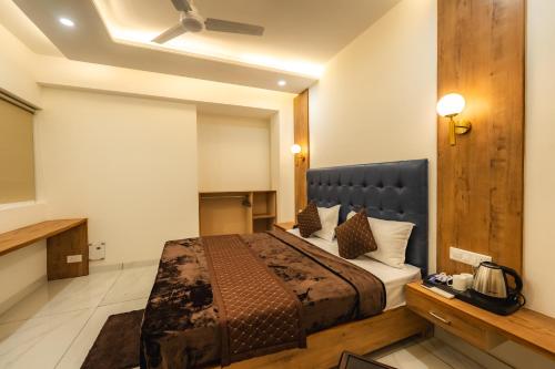 a bedroom with a bed in a room at Hotel Park Hills in Mohali