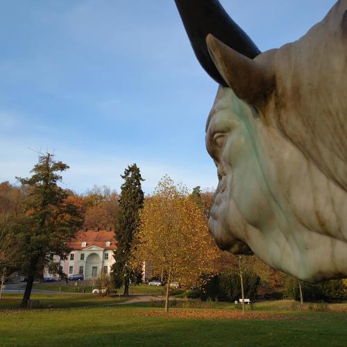 a statue of a giraffe in a park at Pension im Gesundbrunnental in Bad Freienwalde