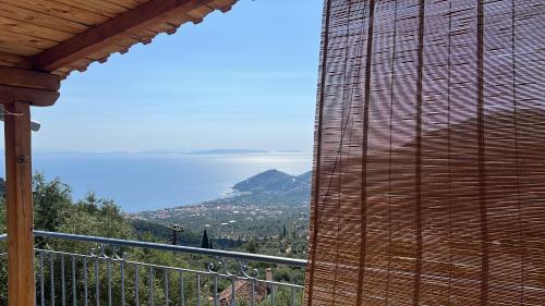 a view of the ocean from a balcony at Maison de vacances pour 6 personnes in Tyros