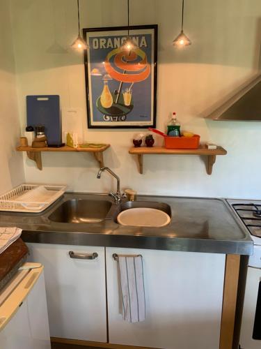 a small kitchen with a sink and a sink at Casita amarilla in Helsinge