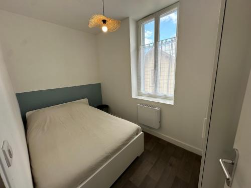 a small bedroom with a bed and a window at Montsejour - Superbe T2 rénové in Tarbes