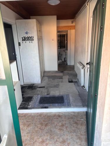 a hallway of a building with a door open at Studio i Apartman Ema in Rijeka