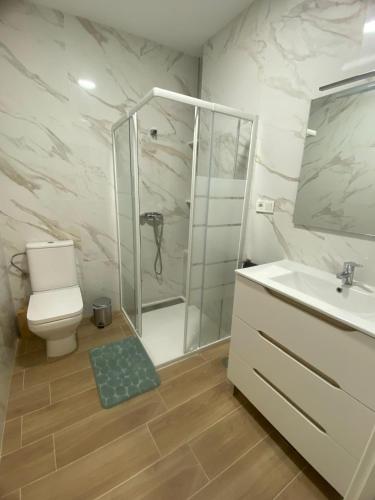 a bathroom with a shower and a toilet and a sink at PET FRIENDLY Casita Marín in Santa Pola