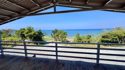 Blick auf den Strand von der Terrasse eines Hauses in der Unterkunft Porta Luce - Vacation STAY 83116v in Amakusa