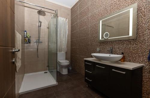 セント・ポールズ・ベイにある3 bedroom appartment in st paul bayの洗面台、シャワー、トイレ付きのバスルーム