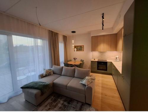 una sala de estar con un sofá y una mesa en New delux appartement, en Keila