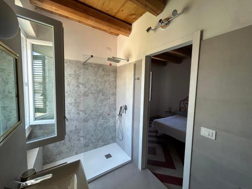 - Baño con ducha a ras de suelo junto a un dormitorio en Villa Assia, en Canosa Sannita