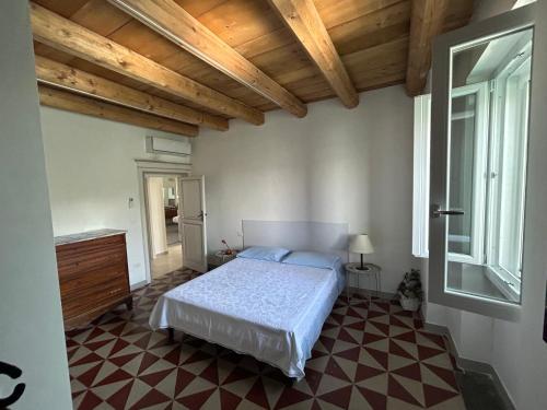Un dormitorio con una cama y un techo de madera. en Villa Assia, en Canosa Sannita