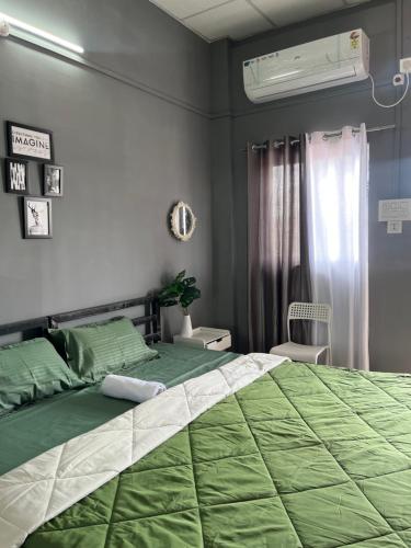 Postel nebo postele na pokoji v ubytování Cosmic cottage